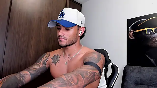 Snapshot of Alessandro_Vanni chatting on March 2025 06:07:02 AM Alessandro Vanni online show from March 2025 06:07:02 AM