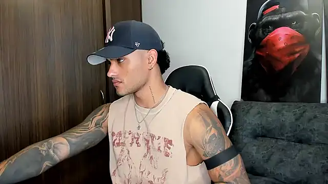 Snapshot of Alessandro_Vanni chatting on March 2025 10:59:01 PM Alessandro Vanni online show from March 2025 10:59:01 PM