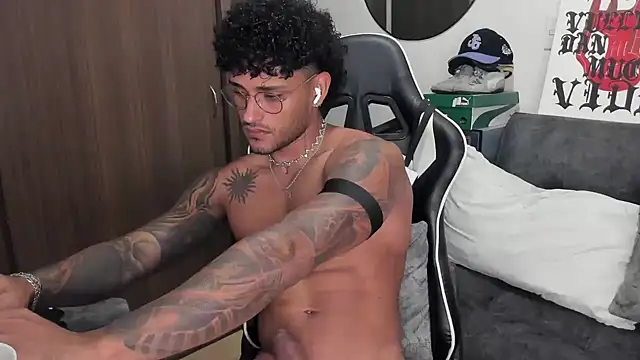 Snapshot of Alessandro_Vanni chatting on October 2025 01:56:01 AM Alessandro Vanni online show from October 2025 01:56:01 AM