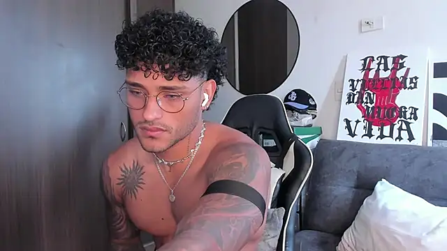 Snapshot of Alessandro_Vanni chatting on October 2025 02:02:01 PM Alessandro Vanni online show from October 2025 02:02:01 PM