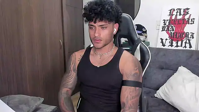 Snapshot of Alessandro_Vanni chatting on October 2025 11:13:02 PM Alessandro Vanni online show from October 2025 11:13:02 PM