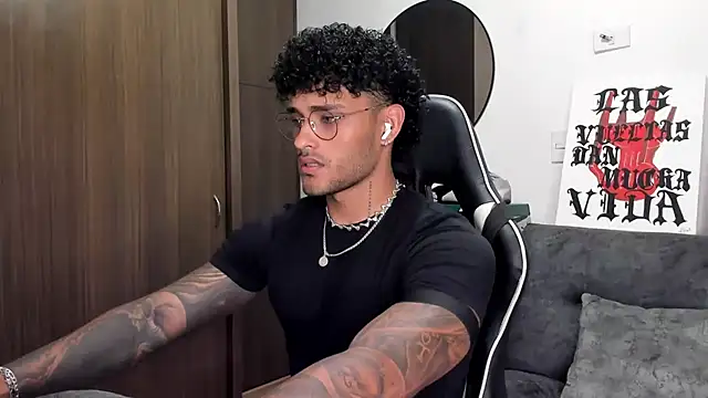 Snapshot of Alessandro_Vanni chatting on October 2025 11:13:01 PM Alessandro Vanni online show from October 2025 11:13:01 PM