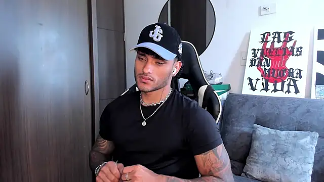 Snapshot of Alessandro_Vanni chatting on October 2025 01:41:01 PM Alessandro Vanni online show from October 2025 01:41:01 PM