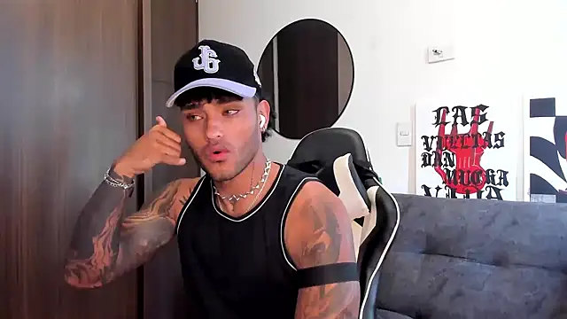 Snapshot of Alessandro_Vanni chatting on October 2025 01:09:01 PM Alessandro Vanni online show from October 2025 01:09:01 PM