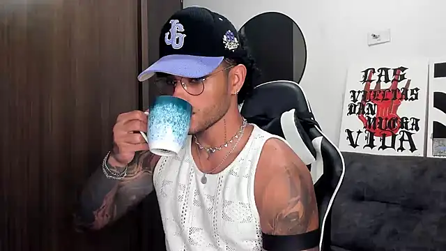 Snapshot of Alessandro_Vanni chatting on October 2025 01:15:01 AM Alessandro Vanni online show from October 2025 01:15:01 AM