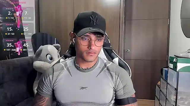 Snapshot of Alessandro_Vanni chatting on October 2025 02:15:01 AM Alessandro Vanni online show from October 2025 02:15:01 AM