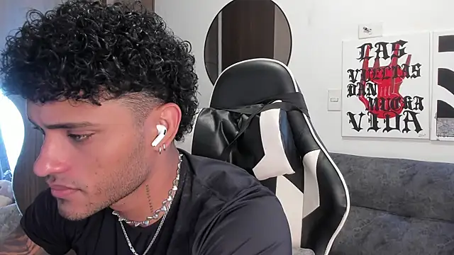 Snapshot of Alessandro_Vanni chatting on December 2025 02:34:01 PM Alessandro Vanni online show from December 2025 02:34:01 PM