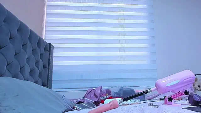 Imannejulienne online show from March 2026 10:28:01 PM