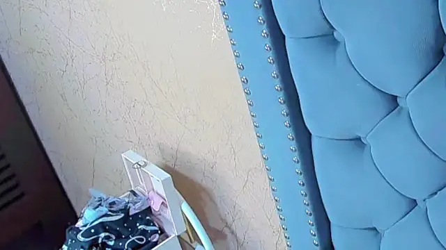 Imannejulienne online show from April 2026 12:41:01 AM