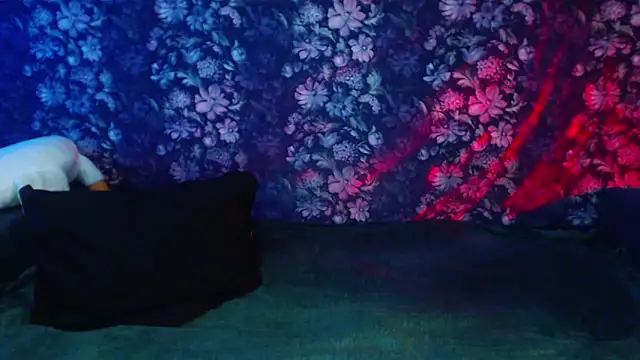 Snapshot of ViollinaLove chatting on November 2025 08:53:01 PM ViollinaLove online show from November 2025 08:53:01 PM