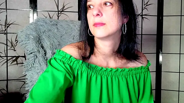 Snapshot of _Sweetlonglips_ chatting on November 2025 06:57:01 AM Sweetlonglips online show from November 2025 06:57:01 AM