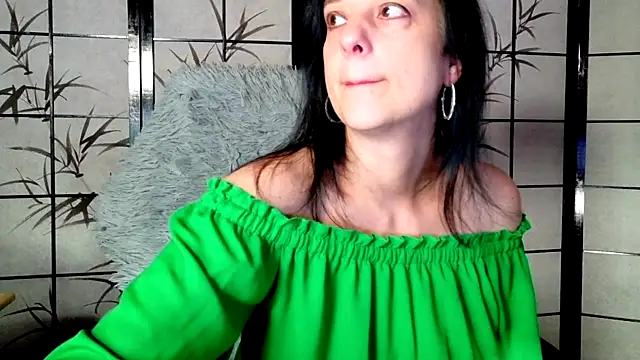 Snapshot of _Sweetlonglips_ chatting on December 2025 05:06:02 AM Sweetlonglips online show from December 2025 05:06:02 AM