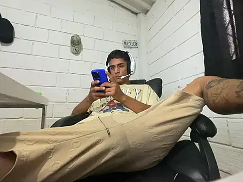 Snapshot of Max_TheHorseDick chatting on July 2026 04:33:02 PM Max TheHorseDick online show from July 2026 04:33:02 PM