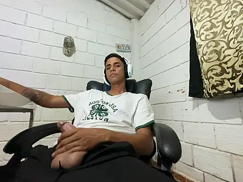 Snapshot of Max_TheHorseDick chatting on July 2026 04:43:02 AM Max TheHorseDick online show from July 2026 04:43:02 AM