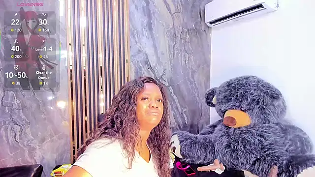 LauraSaenz01 online show from October 2025 04:46:01 PM