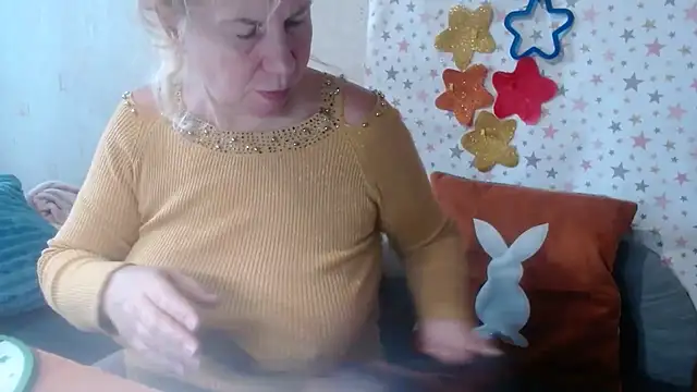 Snapshot of QueenLana chatting on October 2025 08:33:01 AM QueenLana online show from October 2025 08:33:01 AM