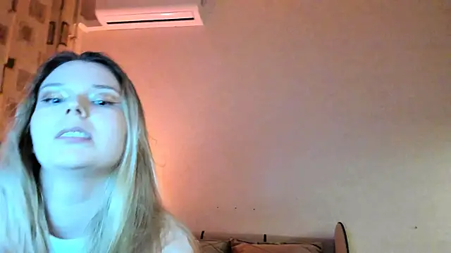 Snapshot of Vivian_Davis chatting on February 2025 10:21:01 PM Vivian Davis online show from February 2025 10:21:01 PM