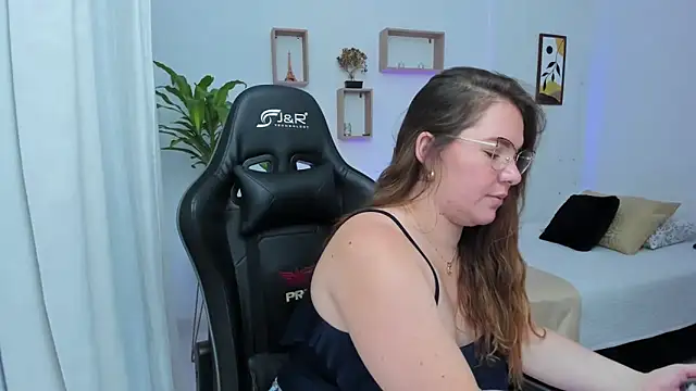 Snapshot of tamy_shine87 chatting on December 2024 04:23:02 AM tamy shine87 online show from December 2024 04:23:02 AM