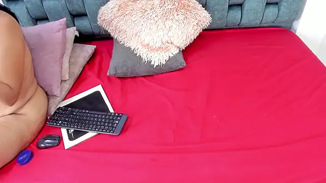 IsiisLovei online show from December 2025 12:01:02 PM