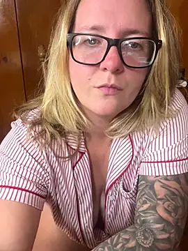 Lizzyloo online show from November 2025 01:06:01 AM