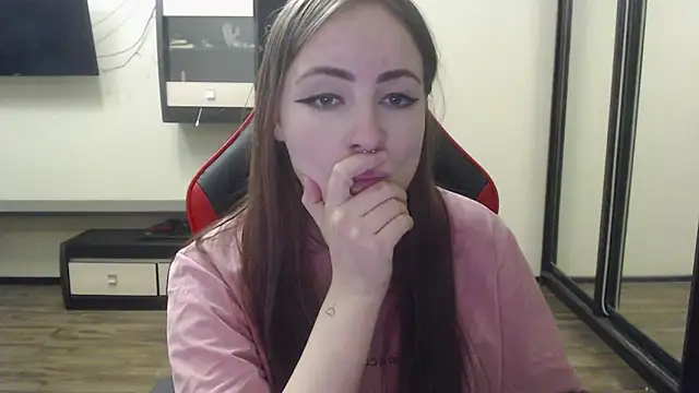 Laralianna online show from December 2024 04:32:02 PM