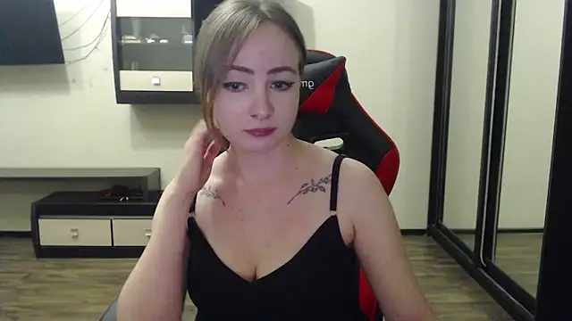 Laralianna online show from February 2025 07:39:01 PM