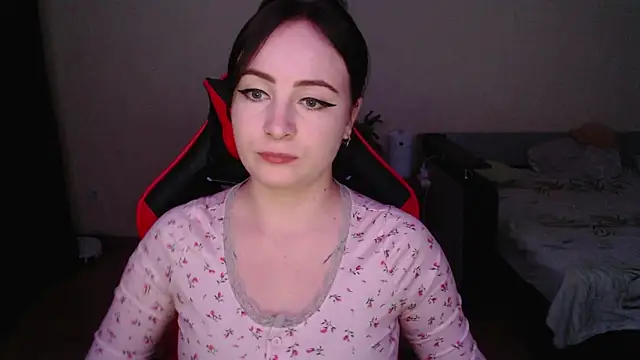 Laralianna online show from November 2025 04:09:02 PM