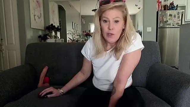 Snapshot of Lexi_Shocker chatting on November 2025 09:14:02 PM Lexi Shocker online show from November 2025 09:14:02 PM