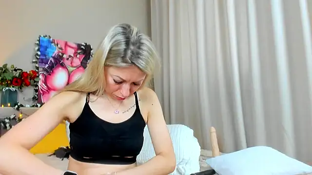 Snapshot of SweetLady697 chatting on June 2026 05:25:01 AM SweetLady697 online show from June 2026 05:25:01 AM