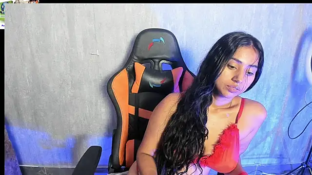 Snapshot of Valentinne_z chatting on February 2025 04:25:02 AM Valentinne z online show from February 2025 04:25:02 AM