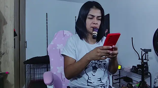 Snapshot of Hannah-grace chatting on May 2026 11:19:01 AM Hannah-grace online show from May 2026 11:19:01 AM