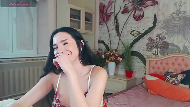 Snapshot of AliciaBow chatting on December 2024 04:00:01 PM AliciaBow online show from December 2024 04:00:01 PM
