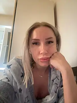 Snapshot of LexxiLow chatting on February 2025 08:49:01 AM LexxiLow online show from February 2025 08:49:01 AM