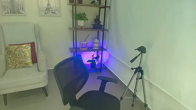 Sassy--Girl online show from April 2026 07:03:02 PM