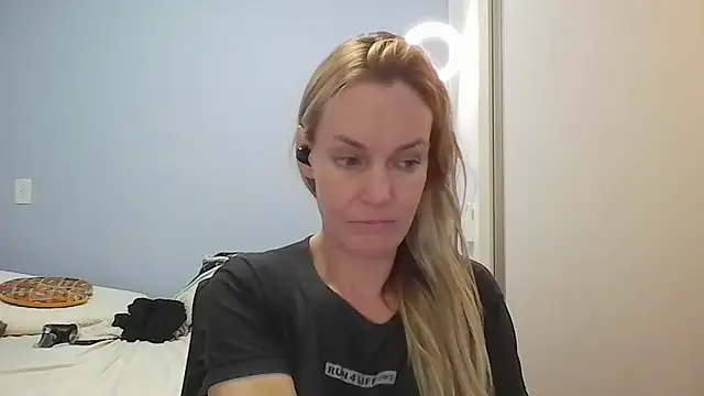 Annylove1 online show from April 2026 12:21:01 PM