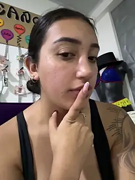 Snapshot of Hannahoff chatting on March 2025 03:19:01 AM Hannahoff online show from March 2025 03:19:01 AM