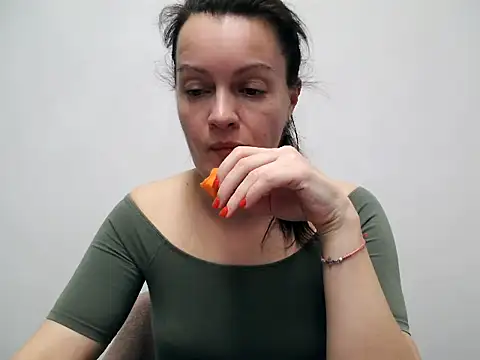 Snapshot of LoveNBloom chatting on December 2024 07:14:01 PM LoveNBloom online show from December 2024 07:14:01 PM