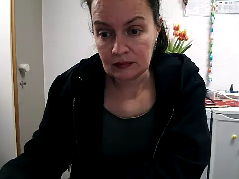 Snapshot of LoveNBloom chatting on February 2025 06:12:01 PM LoveNBloom online show from February 2025 06:12:01 PM