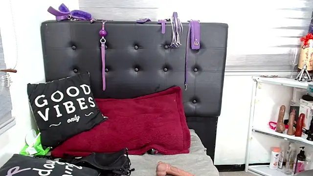 Snapshot of VIOLETTA-HOT chatting on January 2025 01:43:01 PM VIOLETTA-HOT online show from January 2025 01:43:01 PM