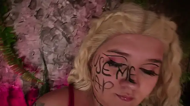 Snapshot of Laura_takint chatting on December 2024 08:43:01 PM Laura takint online show from December 2024 08:43:01 PM