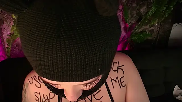 Snapshot of Laura_takint chatting on December 2024 05:40:02 PM Laura takint online show from December 2024 05:40:02 PM