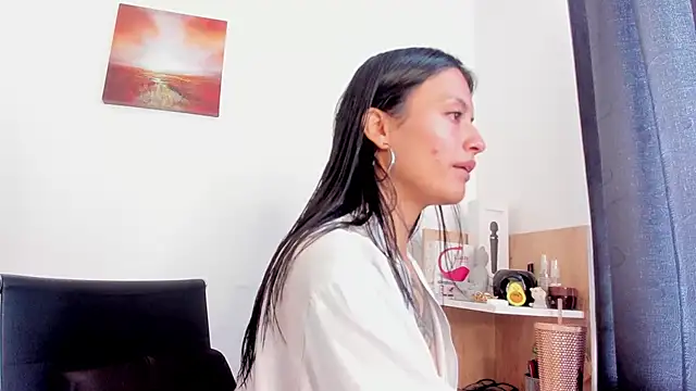 nia  white online show from November 2025 05:03:01 PM