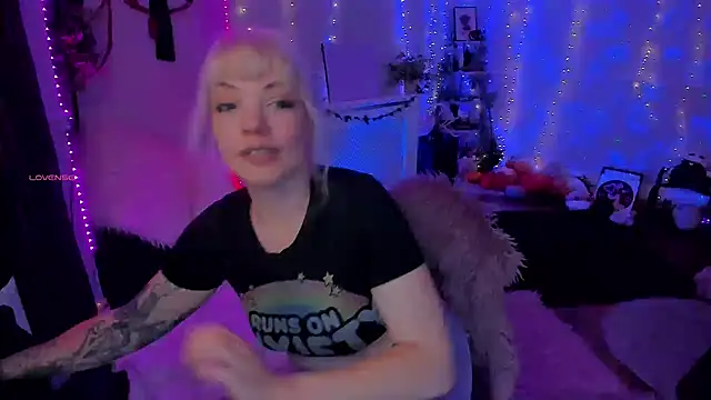 AliceW0lf online show from November 2025 07:36:02 PM