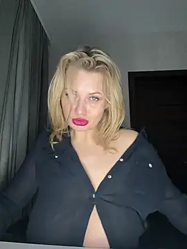 Snapshot of Evellyn chatting on February 2025 03:53:02 AM Evellyn online show from February 2025 03:53:02 AM