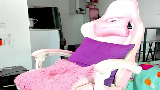 Snapshot of the_queen_aleja chatting on December 2025 12:14:01 PM the queen aleja online show from December 2025 12:14:01 PM