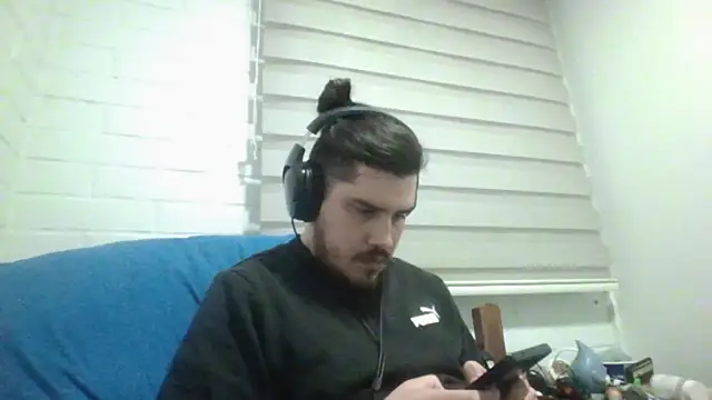 Snapshot of hung_weeb chatting on May 2026 01:47:02 AM hung weeb online show from May 2026 01:47:02 AM