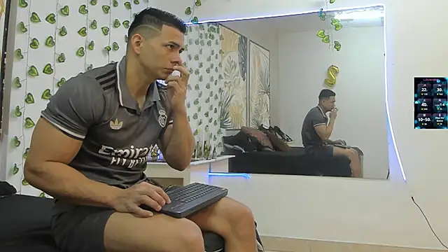 Snapshot of ChoreyTaiylor chatting on November 2025 02:46:01 PM ChoreyTaiylor online show from November 2025 02:46:01 PM