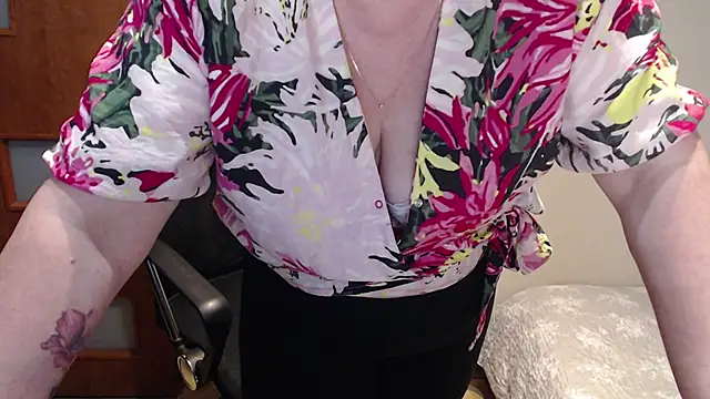 Snapshot of JoannaAndNeighbour chatting on February 2025 11:42:01 AM JoannaAndNeighbour online show from February 2025 11:42:01 AM