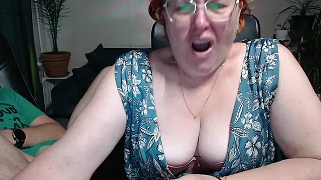 Snapshot of JoannaAndNeighbour chatting on October 2025 08:35:02 AM JoannaAndNeighbour online show from October 2025 08:35:02 AM