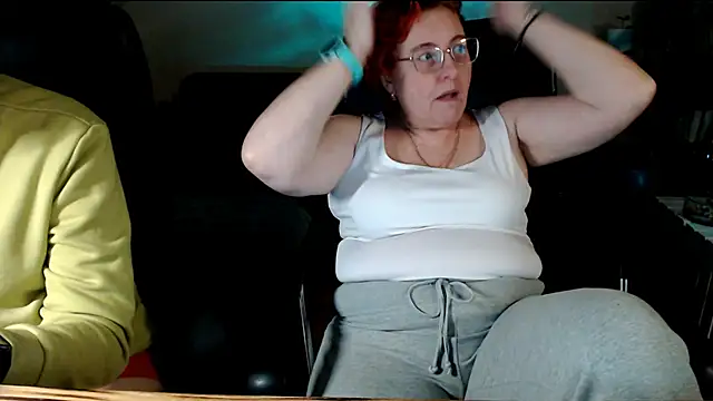 Snapshot of JoannaAndNeighbour chatting on December 2025 04:05:01 PM JoannaAndNeighbour online show from December 2025 04:05:01 PM